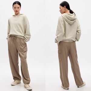 GapFit Runaround Parachute Cargo Pants | Taupe Brown | Size M | NWOT
